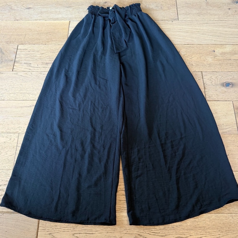 GeeGee Wide Leg Pants‎ Medium Black Excellent Smocked Waist Tie Front (1841)